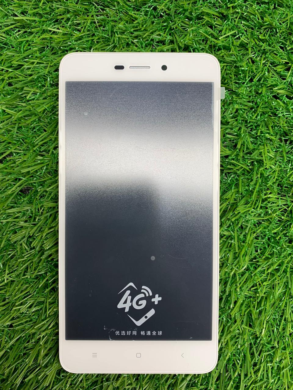 Дисплей для Xiaomi Redmi 4A снятый 100% (рамка/шлейф/динамик) (белый)